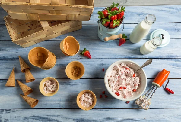 Production artisanale de crème glacée aux fraises — Photo