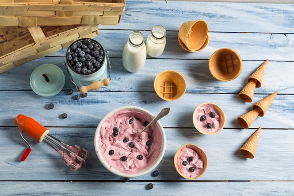 Produzione artigianale di gelato ai mirtilli — Foto Stock