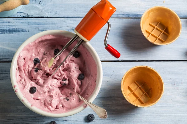 Bosbessen met slagroom in wafel — Stockfoto