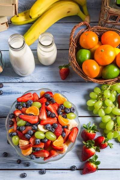 Sağlıklı meyve salatası hazırlama — Stok fotoğraf