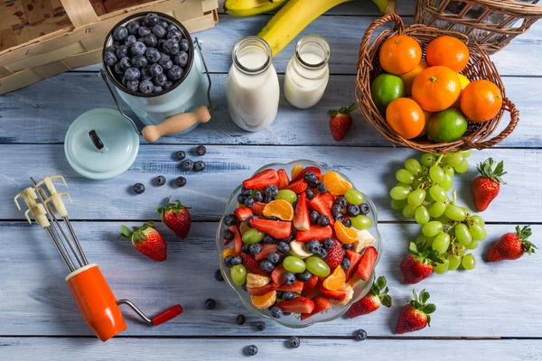 Preparaciones para ensalada de frutas frescas y saludables caseras — Foto de Stock
