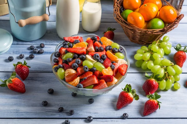 Ensalada saludable hecha de frutas frescas —  Fotos de Stock