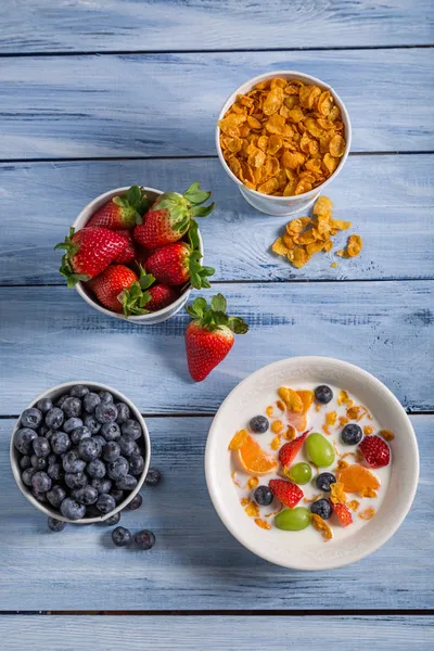 Majsflingor med frukt till frukost — Stockfoto