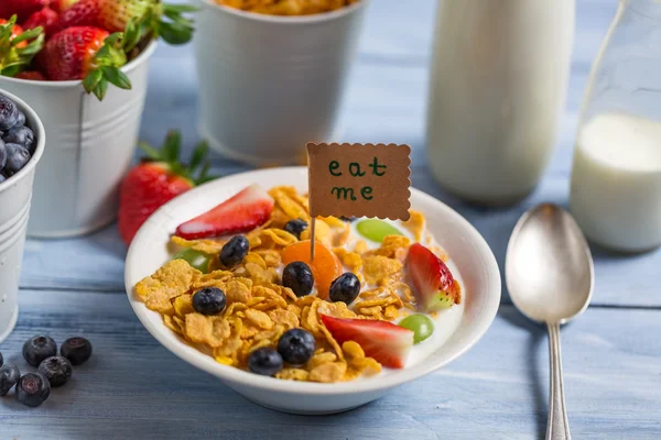 Genießen Sie Ihr gesundes Frühstück mit Früchten — Stockfoto