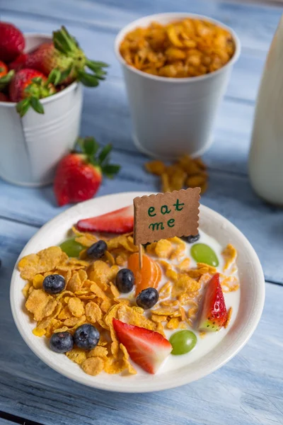 Desfrute do seu pequeno-almoço com flocos de milho e frutas — Fotografia de Stock