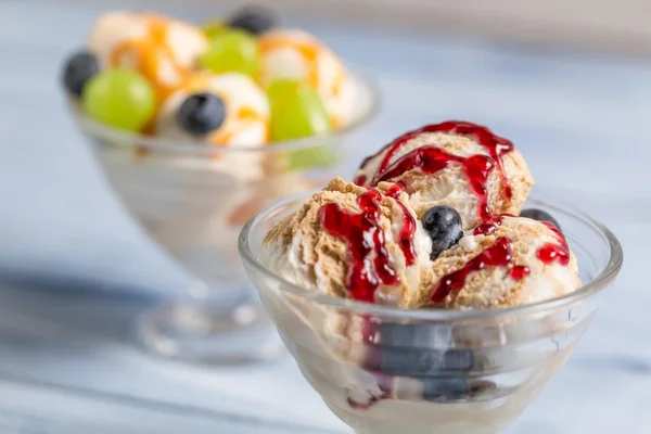 Skålar med glass och färska frukter — Stockfoto