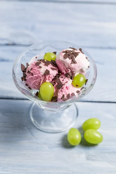 Fruit ice cream with pieces of chocolate — Stock Photo, Image