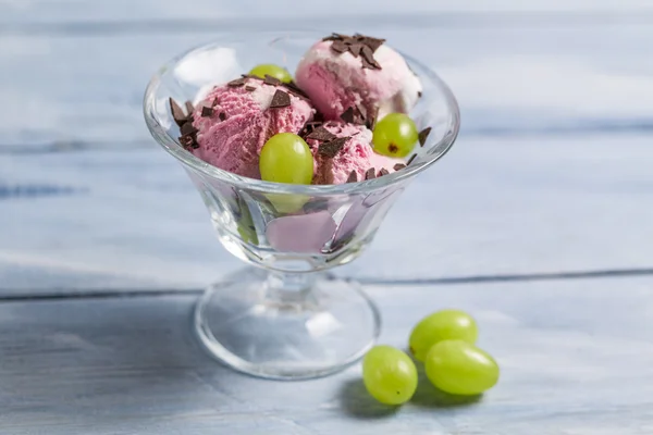 Ice cream with pieces of chocolate and fruit — Stock Photo, Image