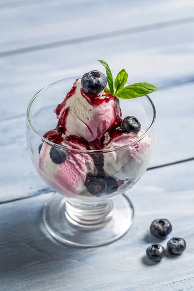 Ciotola con gelato ai mirtilli — Foto Stock