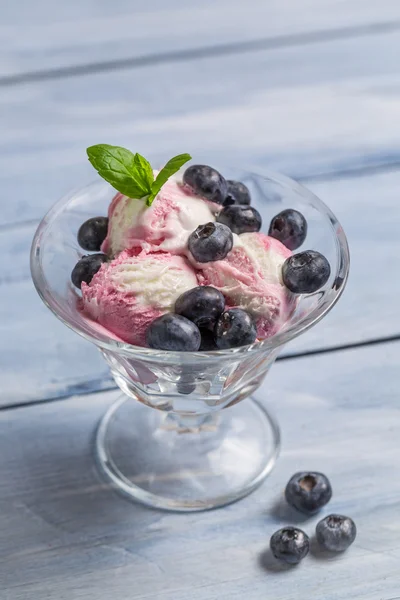Bowl with blueberry ice cream and leaf mint — Stock Photo, Image