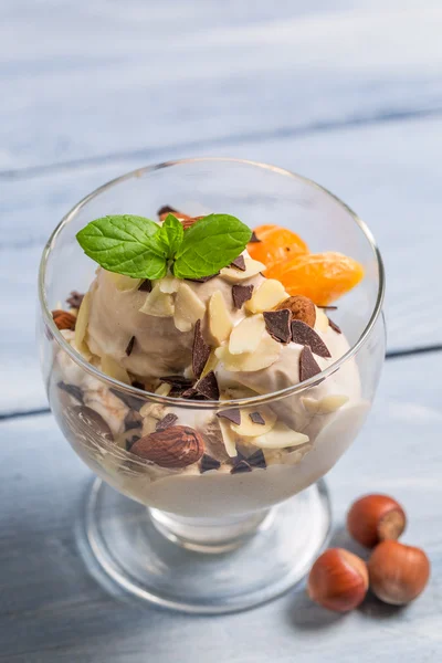 Арахисовое мороженое с фруктами и орехами — стоковое фото