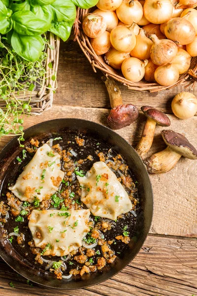 수 제만 두 버섯과 양파와 파 슬 리 튀김 — 스톡 사진