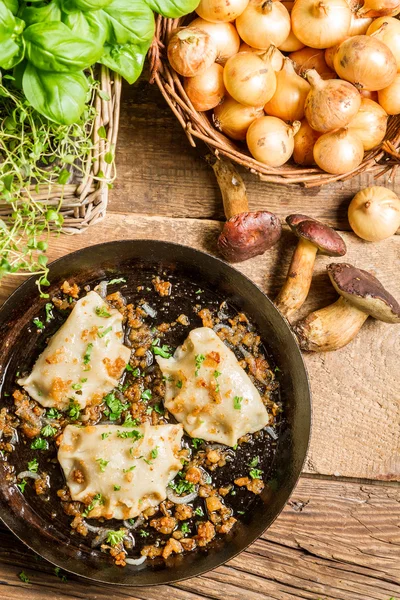 Bolinhos caseiros com cogumelos fritos com cebola e salsa — Fotografia de Stock