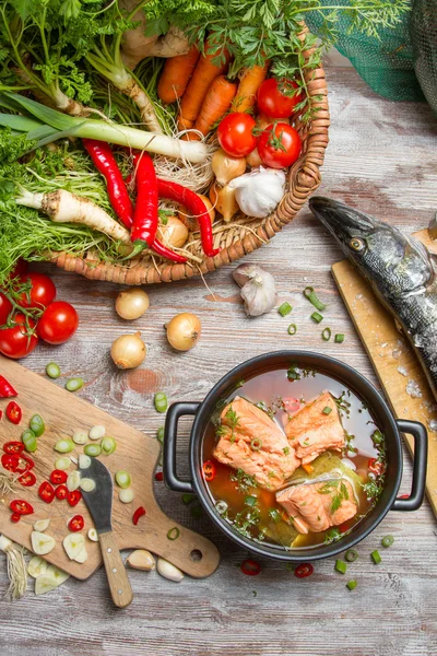 Pique e verduras frescas de sopa de peixe — Fotografia de Stock