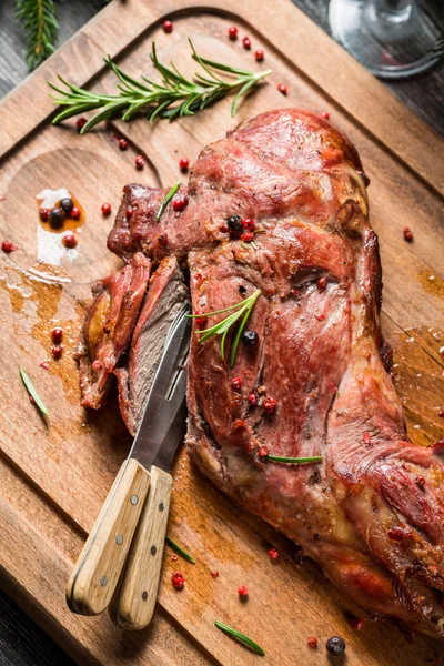 Vers geroosterde hertenvlees met rozemarijn en peper — Stockfoto