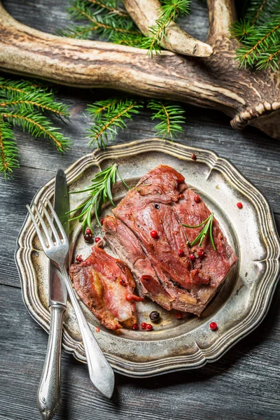 Färsk bit älgkött serveras med rött vin — Stockfoto