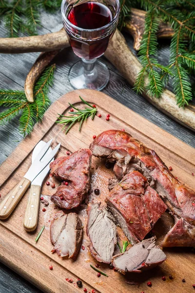 Färskt älgkött med rödvin på forester lodge — Stockfoto