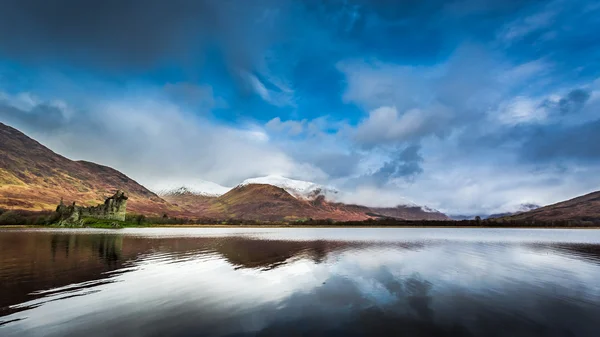 Ruinas del antiguo castillo en Escocia sobre el lago — Foto de Stock