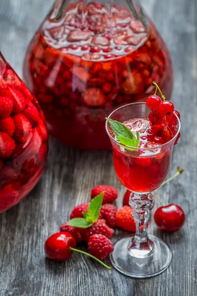 Liqueur made of wild berries and mint — Stock Photo, Image