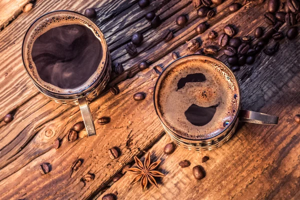 Gros plan de café chaud dans une vieille table en bois — Photo