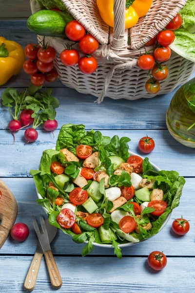 Einen gesunden Frühlingssalat zubereiten — Stockfoto