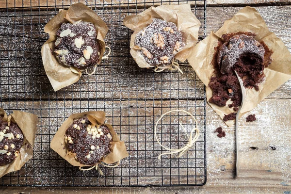 Eating freshly baked muffins — Stock Photo, Image