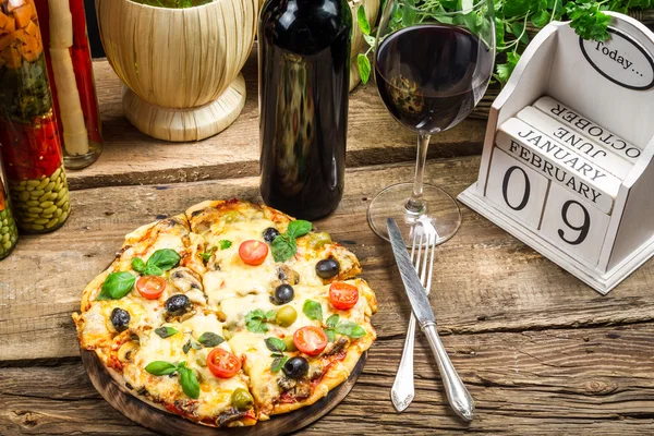 Nybakade pizza serveras med rött vin — Stockfoto