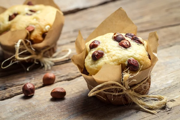 Primer plano del muffin de vainilla con nueces —  Fotos de Stock