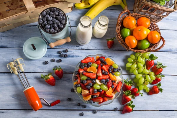 Preparación de una ensalada de frutas saludable —  Fotos de Stock