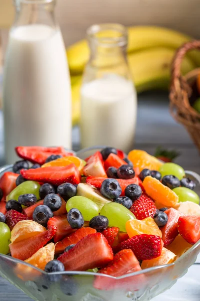 Förbereda en frisk fruktsallad — Stockfoto