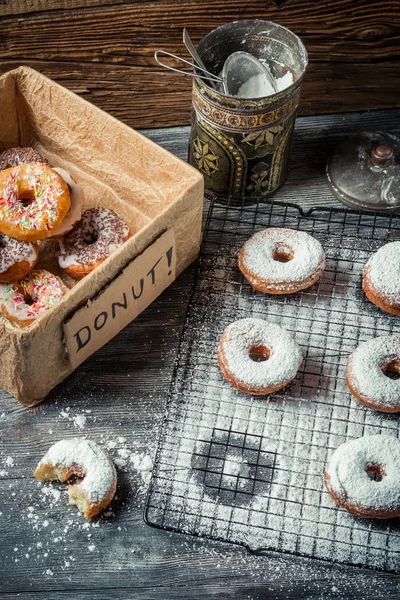 Verkostung süßer Donuts mit Puderzucker — Stockfoto