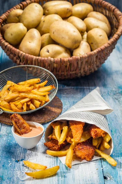 Fish & Chips serveras i tidningen — Stockfoto