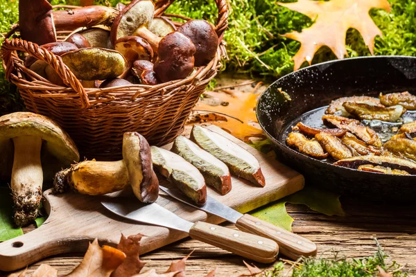 Cebolas frescas e cogumelos em uma panela — Fotografia de Stock