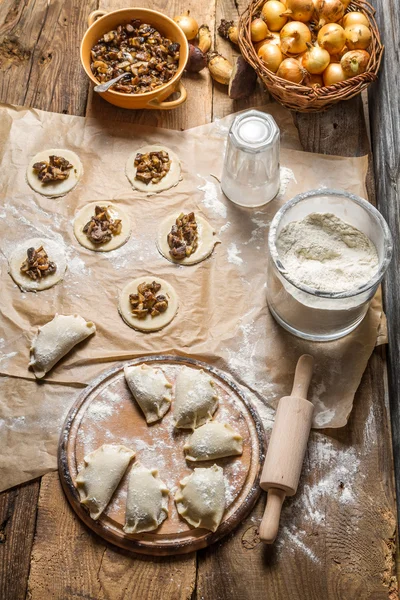 Hemlagade dumplings med svamp på landsbygden — Stockfoto