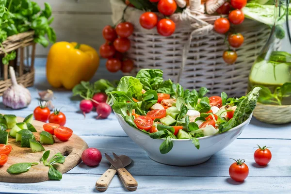 Sağlıklı bahar salatası hazırlama — Stok fotoğraf