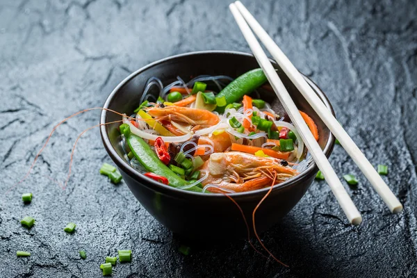 Tagliatelle con verdure e gamberi — Foto Stock