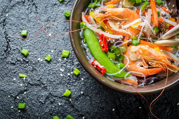 Vegetables served with prawns and noodles — Stock Photo, Image