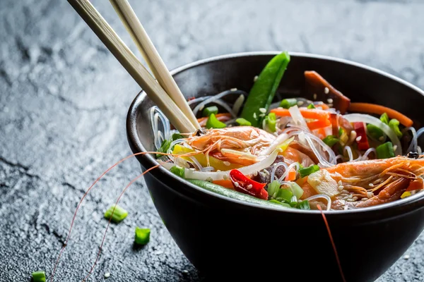 Räkor och grönsaker serveras med nudlar — Stockfoto