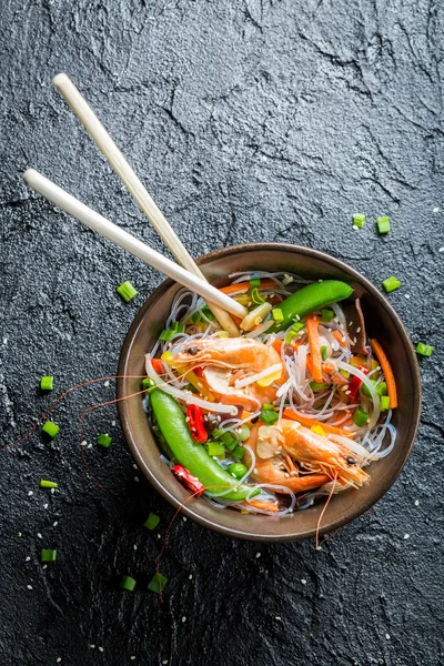 Garnalen met noedels en groenten — Stockfoto