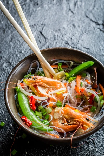 Tagliatelle di riso e mescolare le verdure con gamberetti — Foto Stock