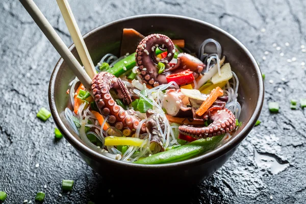 Mélange de légumes chinois avec pieuvre — Photo