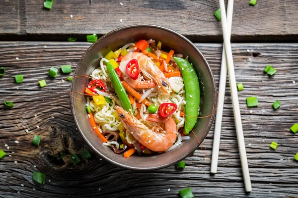 Chinese noodles with vegetables and prawns — Stock Photo, Image