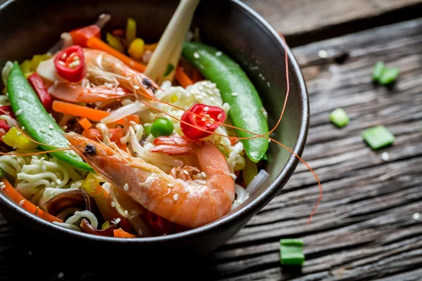 Fresh vegetables with prawns and noodles — Stock Photo, Image