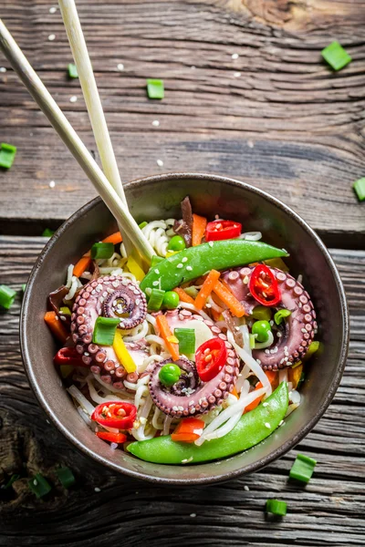 Octopus met groenten en noedels — Stockfoto