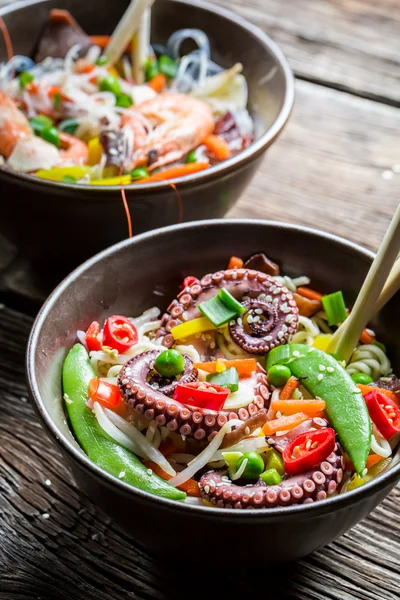 Produtos hortícolas com macarrão e frutos do mar — Fotografia de Stock