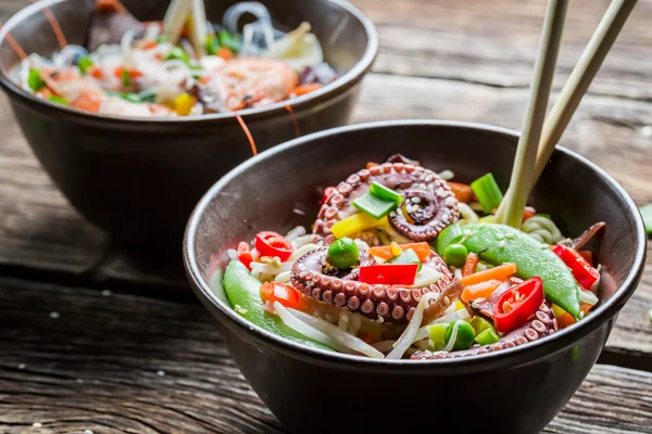 Tagliatelle con verdure e frutti di mare — Foto Stock