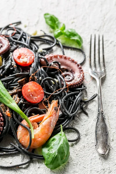 Spaghetti with seafood and black pasta — Stock Photo, Image