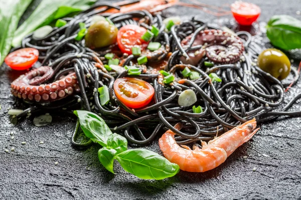 海老の黒のスパゲッティのクローズ アップ — ストック写真