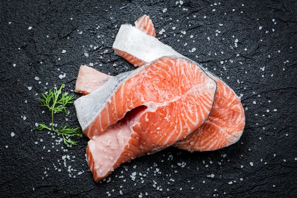 Verse rauwe zalm op zwarte rots — Stockfoto