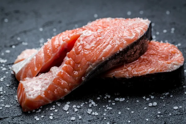 ブラック ロックに新鮮な鮭 — ストック写真